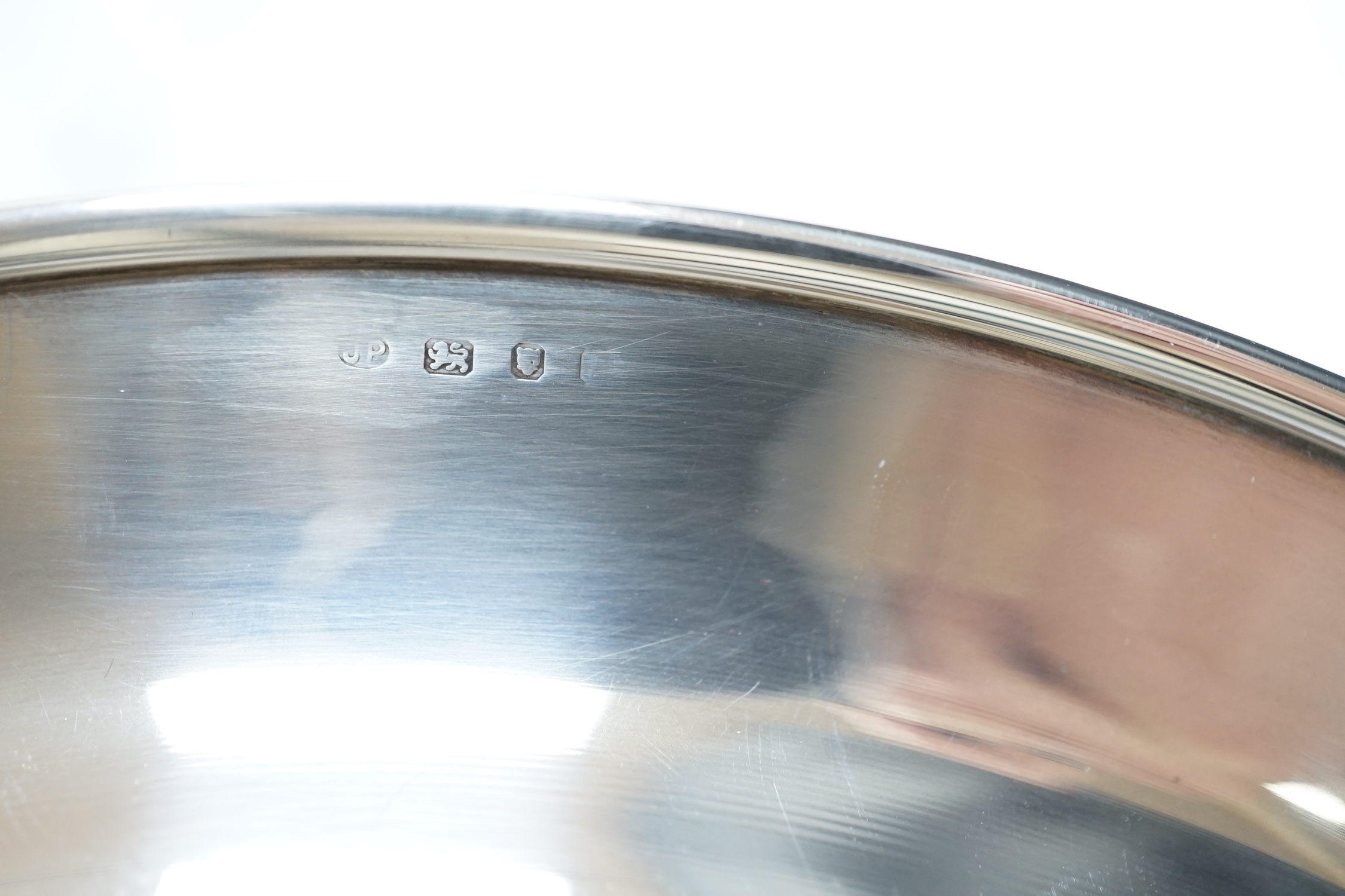 A boxed silver Peter Scott Christmas plate, 1974, depicting etched birds in flight, John Pinches, London 1974. Diameter 20.5cm, 5.9oz.